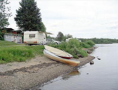 Campsite Napapiirin Saarituvat - 3х звездочный кемпинг расположенный на реке Kemijoki, в 7 км от Rovaniemi. Гольф, пляж, сауна, бар, рыбалка, лодки, детская площадка и многое др.
