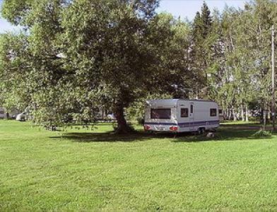 Campsite Holiday Linnunlahti - 3х звездочный кемпинг расположенный на озере. Боулинг, теннис, сквош, спорт зал, бильярд, мини-гольф, стена для скалолазания, сауна, пляж и  многое др.